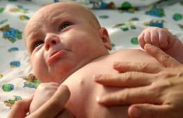 What to do if a newborn has a tummy ache and what causes it
